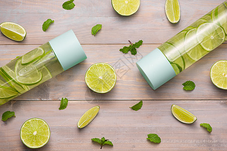 与Lime和Mint在体育瓶中用Sl绿色黄瓜饮食食物水果白色运动瓶子玻璃薄荷图片