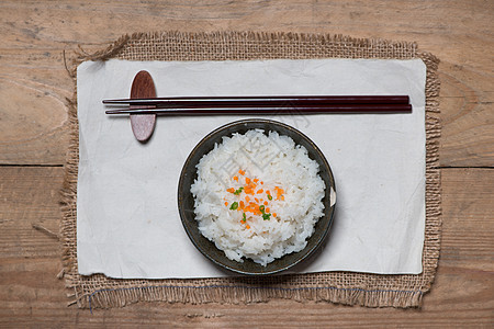 在木桌上 用木制的碗 木制的木制米煮熟饭木头美食黑色粮食筷子杯子食物蒸汽桌子图片