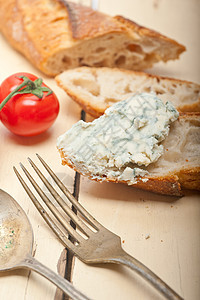 新鲜蓝乳酪酱面法国面包蓝色勺子木板午餐美味红色熟食绿色美食奶制品图片