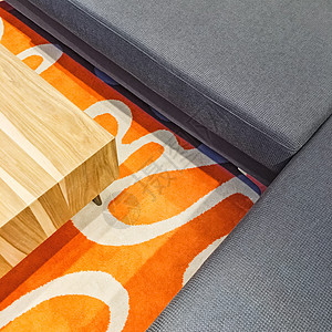 灰色角沙发和橙色地毯图片
