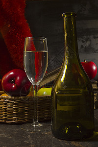 有葡萄酒的古老静止生命酒吧玻璃收成液体水果派对食物餐厅瓶子藤蔓图片