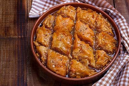 土制传统木肉拉瓦核桃桌子果仁糕点早餐糖果面包甜点榛子盘子图片