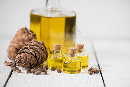 雪松坚果油玻璃营养坚果松属芳香瓶子木头松树饮食疗法图片