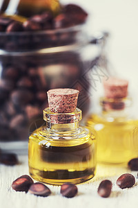 玻璃瓶里的雪松油香水瓶子锥体脂肪针叶化妆品种子坚果食物玻璃图片