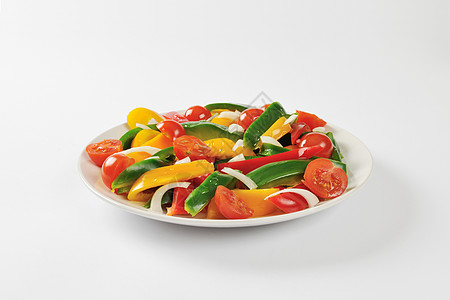 新鲜的胡椒和番茄沙拉蔬菜椒条小菜沙拉灯笼食物洋葱西红柿辣椒三色背景图片