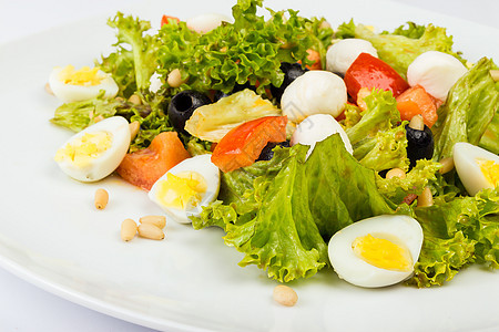 配有蛋和胡椒的沙拉沙拉饮食盘子叶子烹饪鹌鹑午餐小吃蔬菜美食餐厅图片