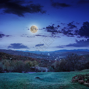 天空夜景素材山边草原上的村庄 夜间在山上林林日落爬坡背光叶子农业戏剧性自然天空草地场地背景