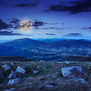 在山边的石头上 在夜间月亮爬坡乡村旅游环境月光旅行全景天空山坡图片