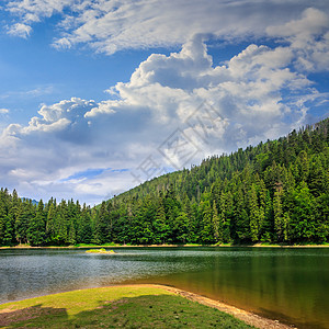 松林和靠近山的湖泊池塘顶峰旅行旅游乡村荒野山脉反射天空绿色图片