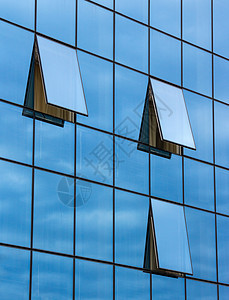 在摩天大楼的开放窗口中的反射镜子建筑学玻璃窗户蓝色天空城市办公室图片