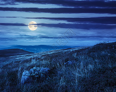 在山边的石头上 在夜间爬坡环境地面旅游岩石天空乡村植物绿色风景图片