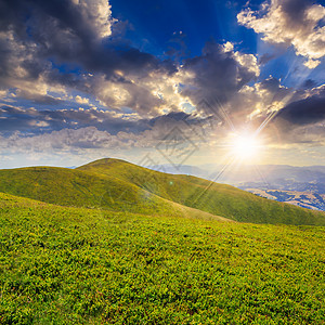 日落时山顶高山顶的高原野植物地平线丘陵天空射线戏剧性阳光场地土地太阳农村图片