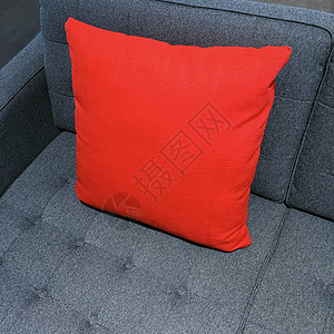 充满活力的红色坐垫装饰灰色沙发图片