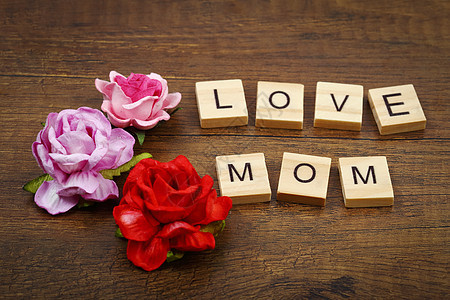 爱妈妈用玫瑰花的香味 母亲节的概念图片