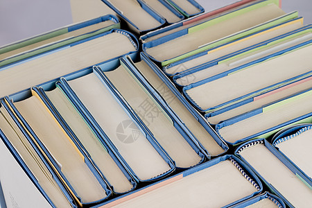 白色孤立背景上的一堆书图书羽毛鹅毛文档日记作者笔尖手稿书法生活图片