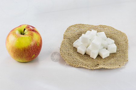 黄麻丁中的美味苹果和糖 带有孤立的黑色桌子食物立方体木头精制颗粒状团体葡萄糖饮食活力图片