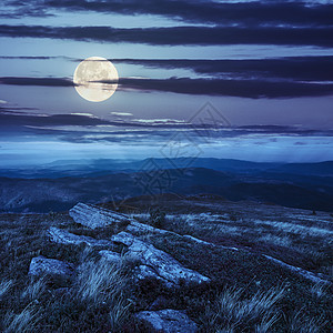 月亮下山顶的石头图片