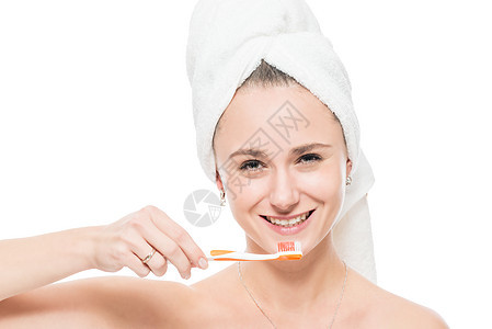 一个穿着白牙刷的 可爱女孩的横向肖像图片
