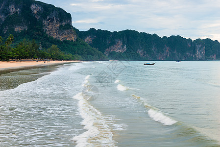 泰国ThailaKrabi度假胜地湾海浪上的泰国木船图片