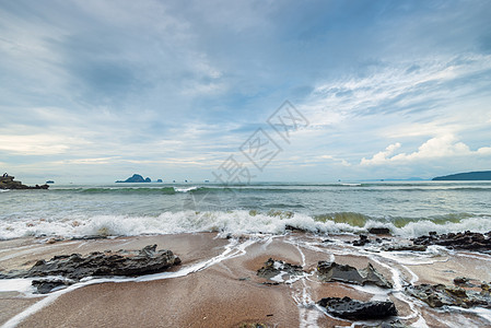 泰国沙滩上的尖石块和海泡泡沫图片