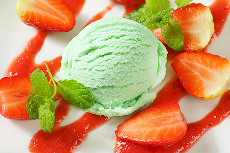冰块薄荷带草莓的绿色冰淇淋食物冰冻盘子细雨水果蜜露高架薄荷绿茶果子背景
