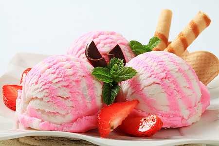粉色草莓冰糕冰奶油甜甜点食物威化卷晶片粉色味道香草白色水果酸奶冰冻背景