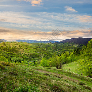 日出时山中山岳附近图片