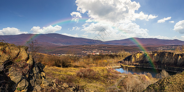 在山中 用彩虹在城市附近采石岩石爬坡地面池塘地质学公园拼贴画石头陨石森林图片