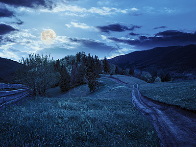 山边草原上的围栏 夜间在山上天空蓝色行星薄雾顶峰地球阴霾农村风景衬套图片