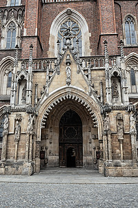 在中世纪教堂配有石雕的哥特式门户图片