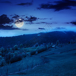 山边草原上的围栏 夜间在山上地球山坡农村薄雾场地农业栅栏旅行蓝色星星图片
