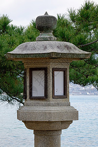 日本花园的石灯笼寺庙叶子旅游石头岩石装饰品雕像花园宗教文化背景图片