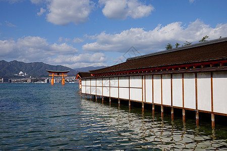 广岛岛上岛屿上的土岛神社图片