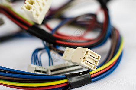 白色背景上的电线和电连接器旧零件接线活力卷曲电缆电气团体安全解决方案数据塑料图片