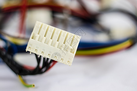 白色背景上的电线和电连接器旧零件安全工作室漩涡网络金属活力接线马具电缆塑料图片