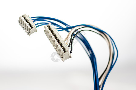 白色背景上的电线和电连接器旧零件绳索卷曲电子产品插头团体活力数据金属接线网络图片