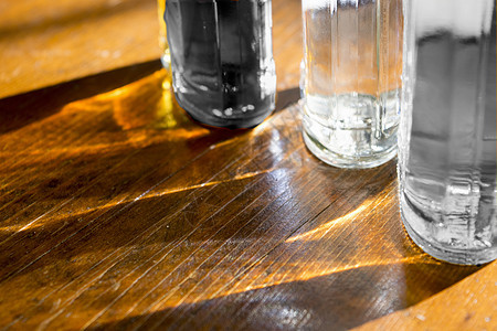 瓶子的玻璃和反光戏剧阴影对比色桌子明暗反射背景图片