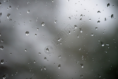 玻璃上滴水窗户反射雨滴下雨气泡图片