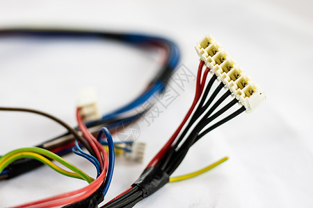 白色背景上的电线和电连接器旧零件宏观力量团体安全技术电缆接线电子产品活力卷曲图片