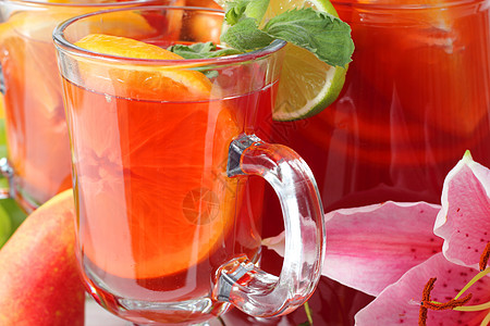 桑利亚和水果饮料投手浆果热带百合肉桂柠檬水壶薄荷橙子图片