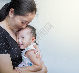 母亲和子女乐趣孩子女性童年女士父母幸福白色妈妈们女儿图片