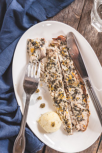 用草药烤的鱼鳄 土豆泥 腊果酱沙拉木头美食鳕鱼盘子餐厅刀具蓝色鲭鱼香蒜午餐背景