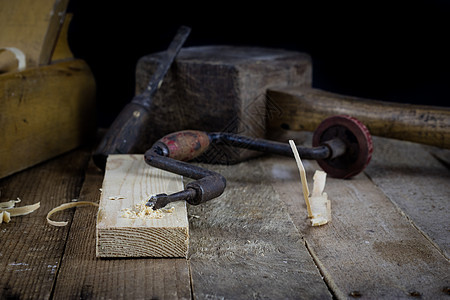 老木工 充满激情 干得漂亮 旧木工刨床工具木材金属工匠作坊木头艺术家具木匠图片