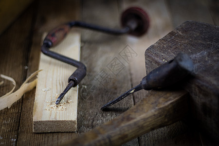 老木工 充满激情 干得漂亮 旧木工手工材料刨花工具桌子木板维修作坊锤子雕刻师图片