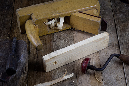 老木工 充满激情 干得漂亮 旧木工金属乐器桌子刨花工作工匠维修工具工艺手工图片