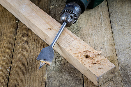 老木工 充满激情 干得漂亮 旧木工维修木制品手工木板工艺木头锤子艺术工具锯末图片