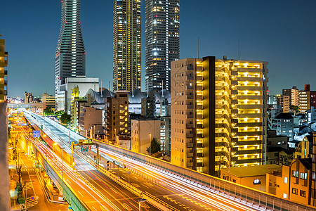 夜间城市和交通办公室建筑物行人地标日落家园景观山脉穿越街道图片