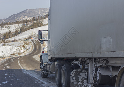 冬季暴风雨期间 在冰冷的路上加快卡车轮车速度图片