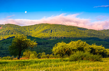 日落时 月亮在山上向农村山区升起图片