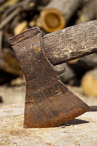 树桩中的轴轴工具刀刃木头日志工作树干图片
